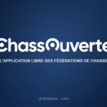 Visuel ChassOuverte sur fond bleu marine — l'application libre des fédérations de chasse