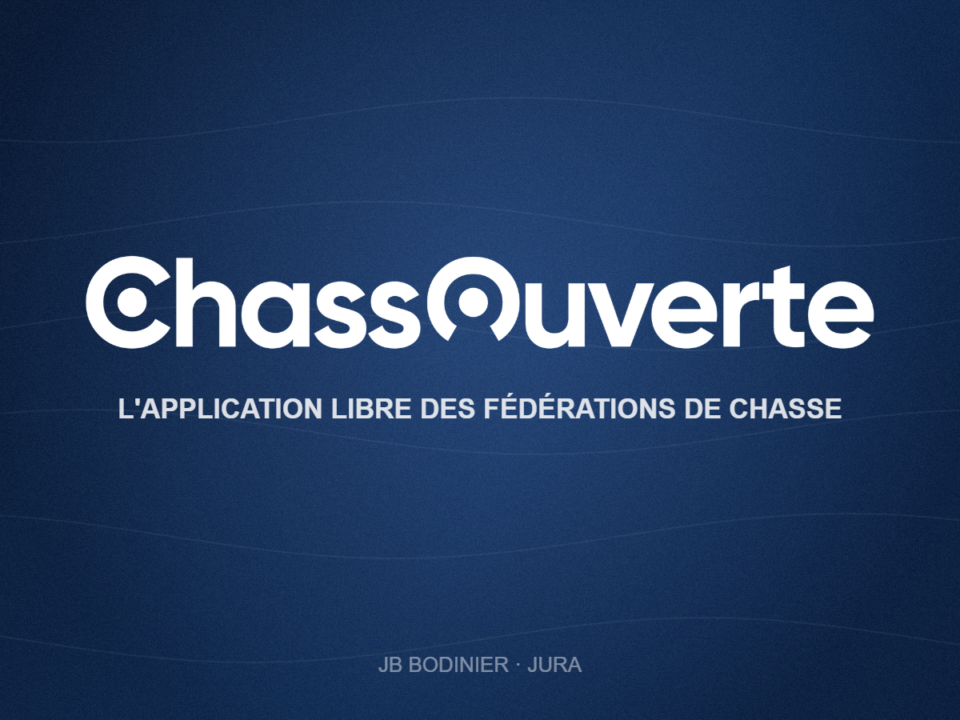 Visuel ChassOuverte sur fond bleu marine — l'application libre des fédérations de chasse